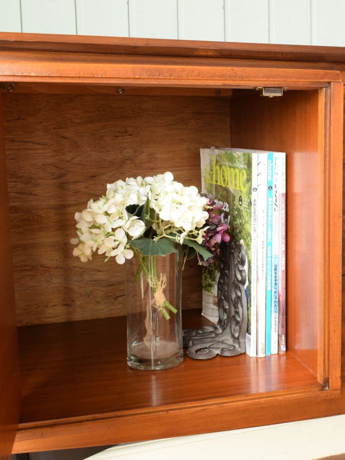 サイドボードの扉を開けると