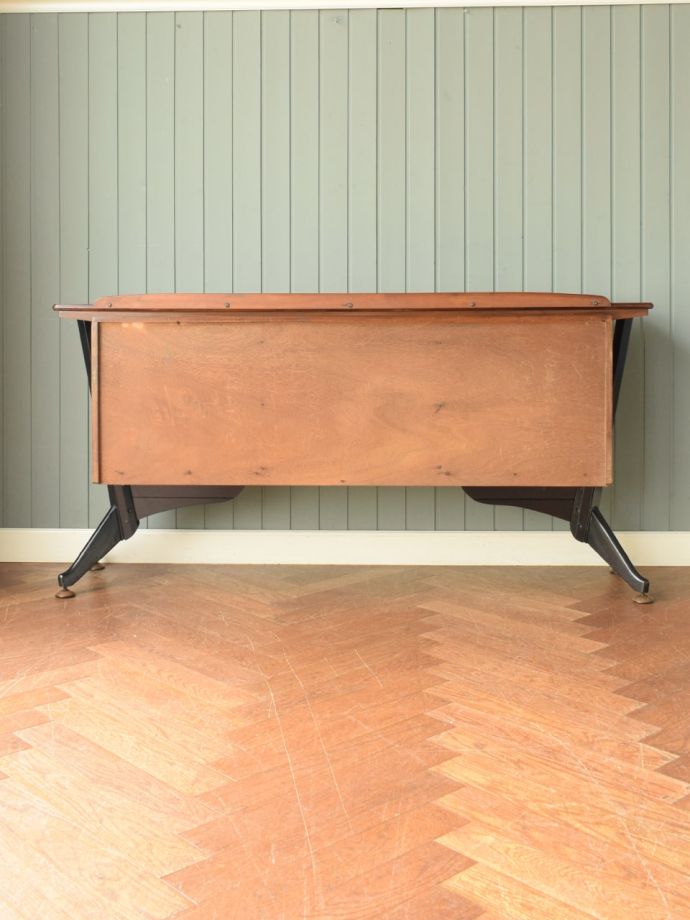 サイドボードの後ろ姿