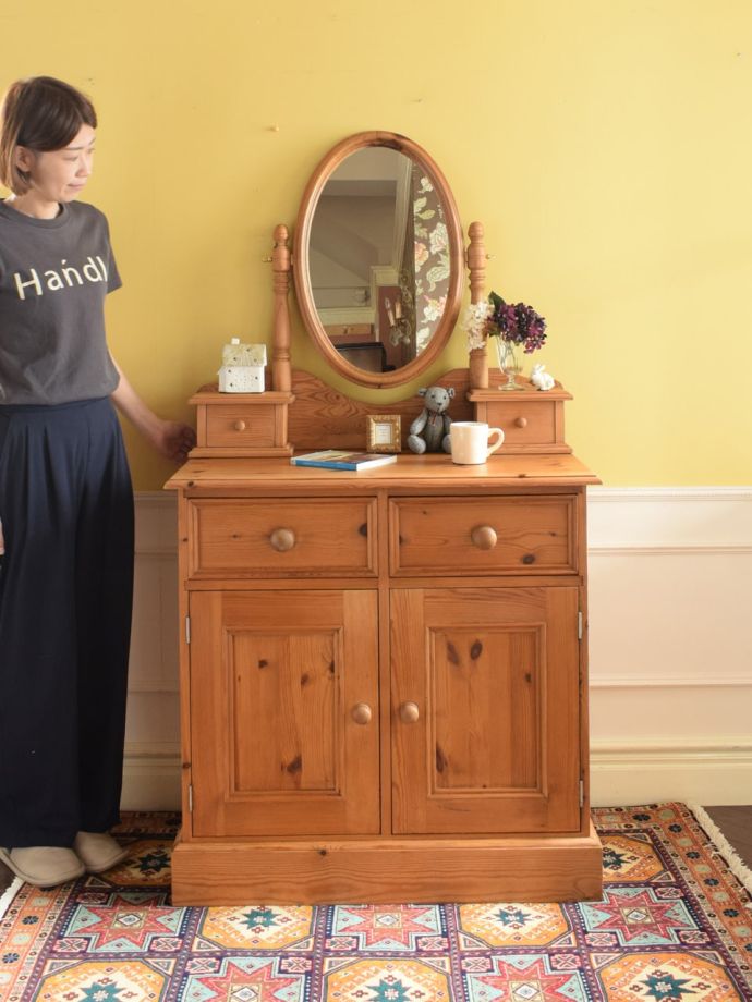 英国アンティークのドレッサー