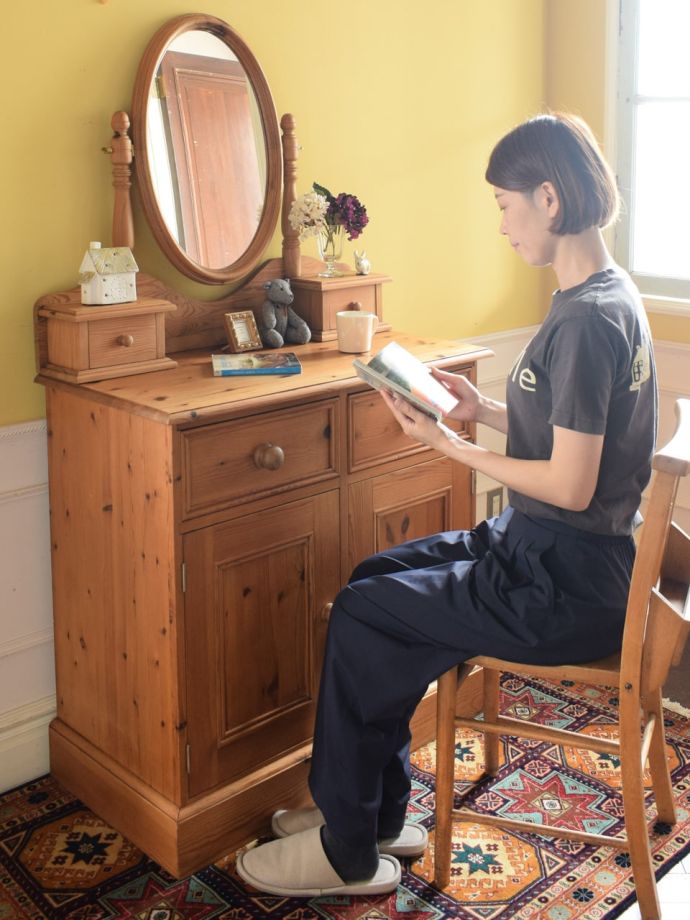 便利に使えるアンティークのドレッサー