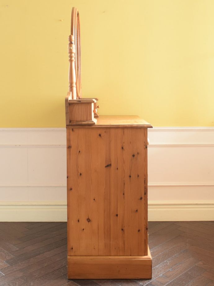 ドレッサーの側面