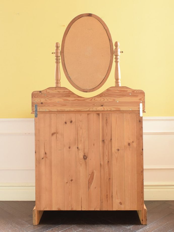 ドレッサーの後ろ姿