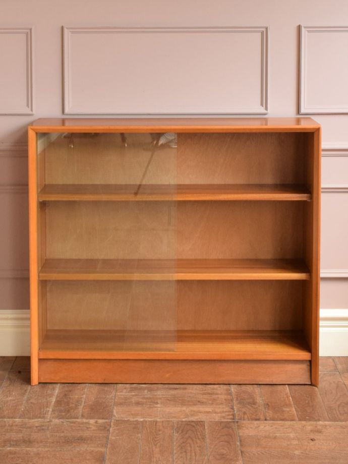 ヴィンテージキャビネットの扉の中