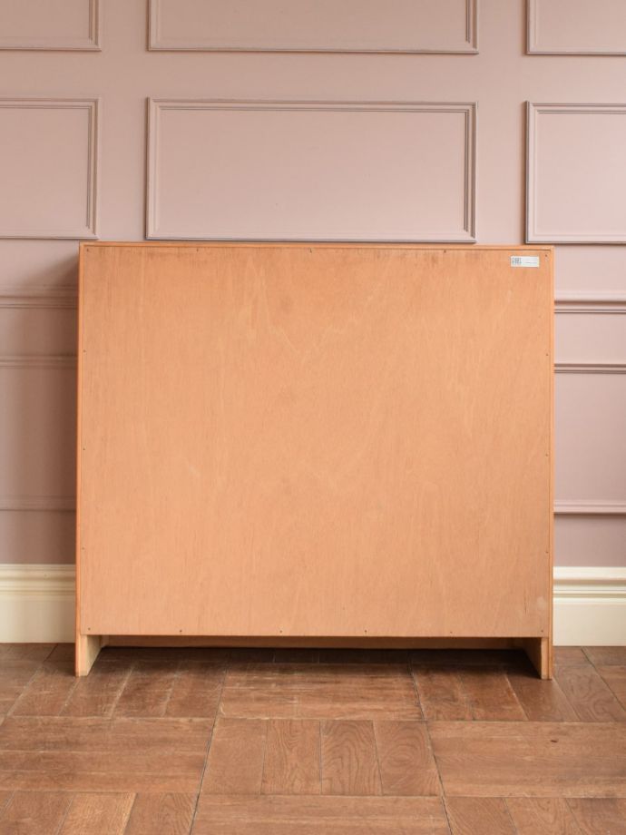 キャビネットの後ろ姿