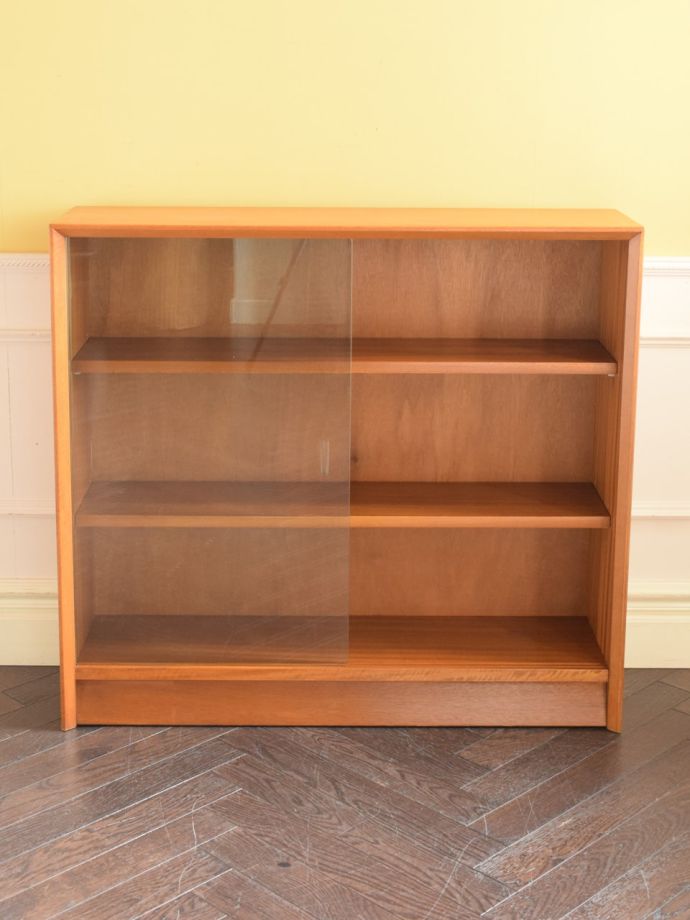 ヴィンテージキャビネットの扉の中