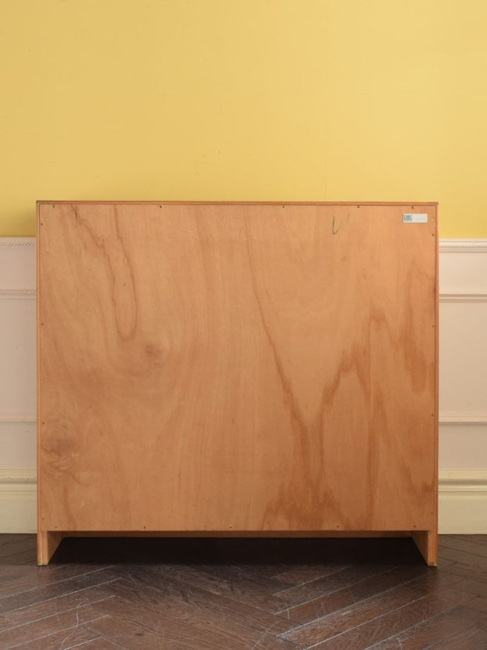 キャビネットの後ろ姿