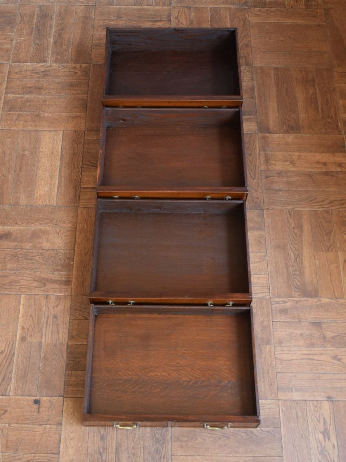 おしゃれなチェストの引き出しの中