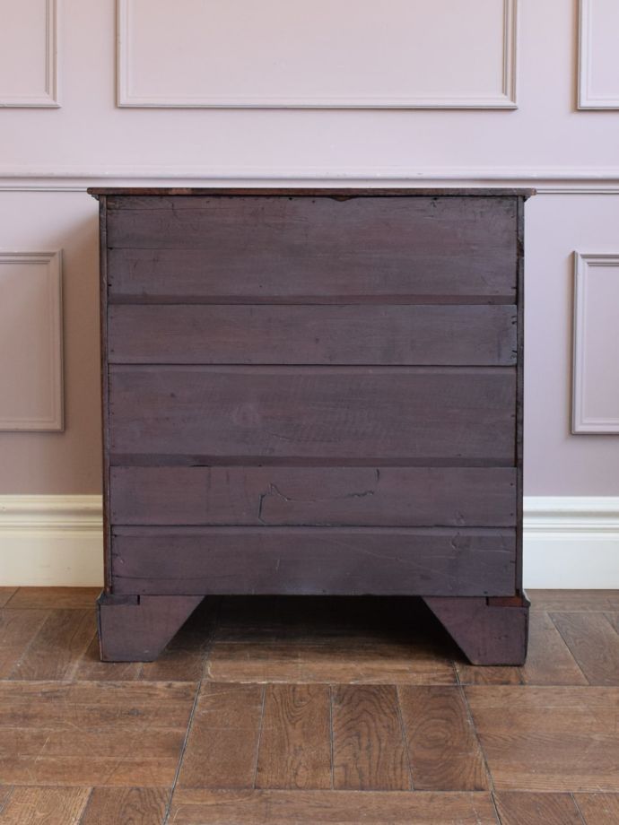 アンティークチェストの後ろ姿