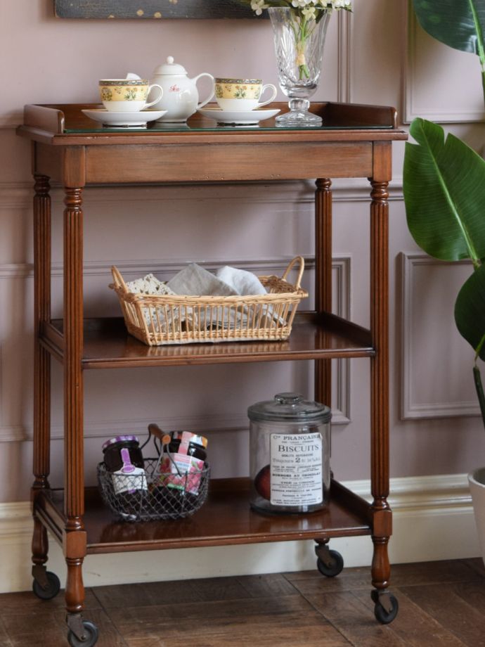 アンティーク家具らしさが漂うワゴン