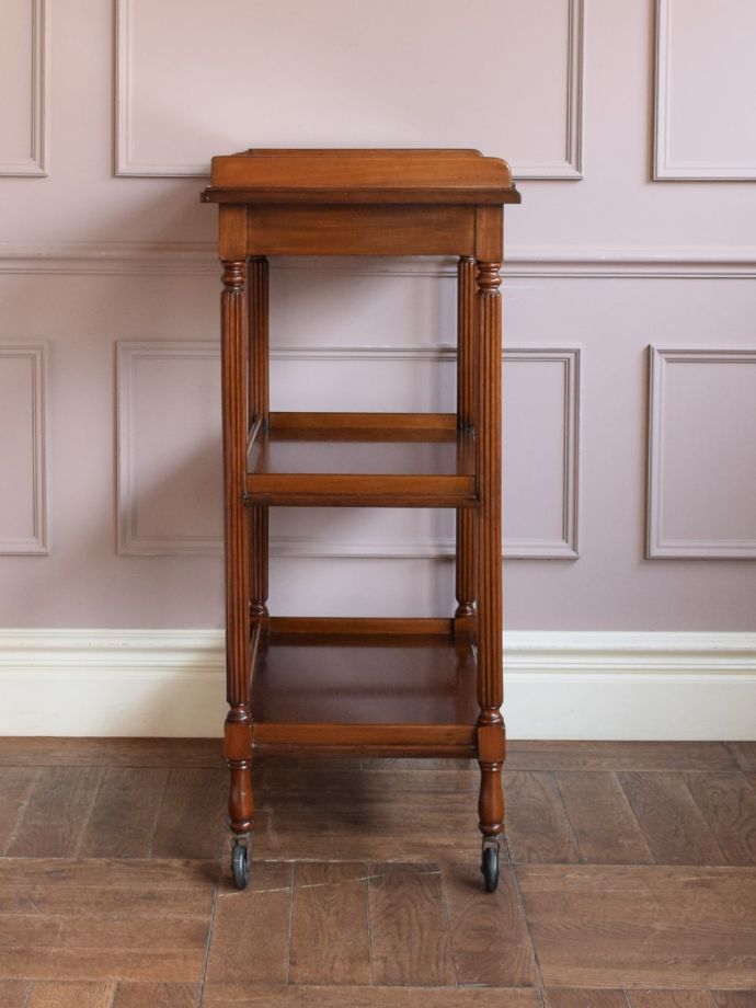 アンティークワゴンの側面