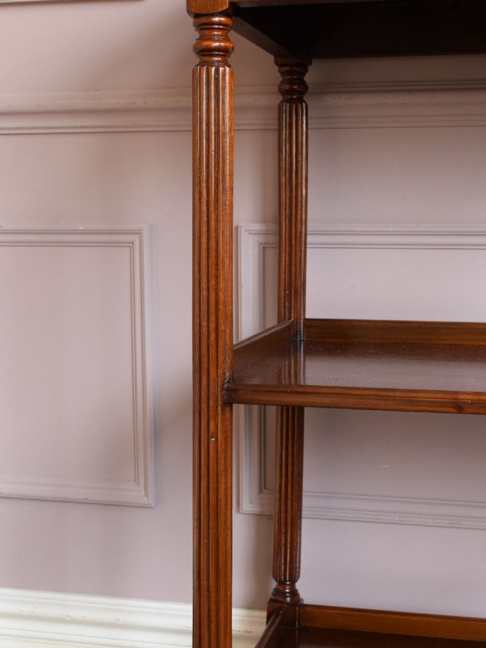 英国アンティーク家具らしい脚