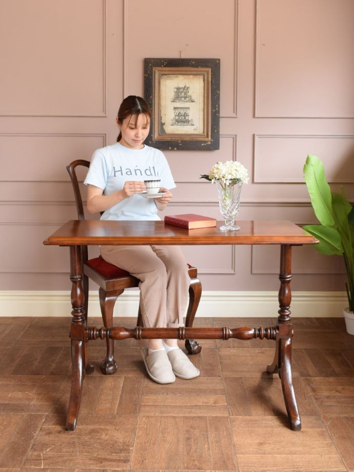 アンティークのサイドテーブル