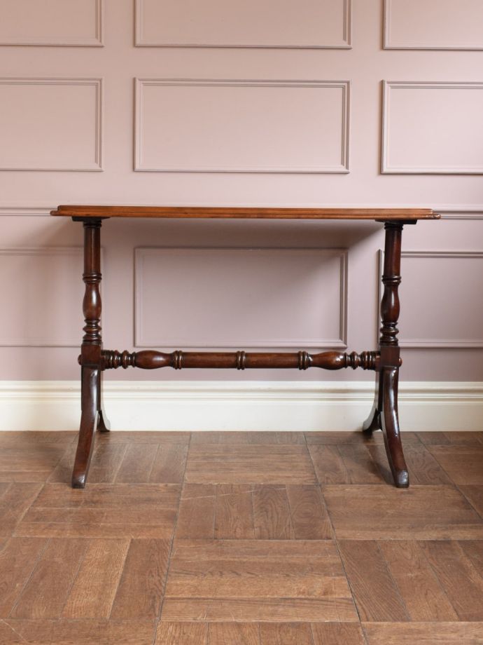 サイドテーブルの後ろ姿