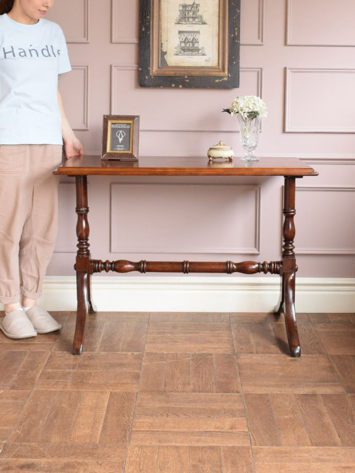 美しいアンティークのテーブル