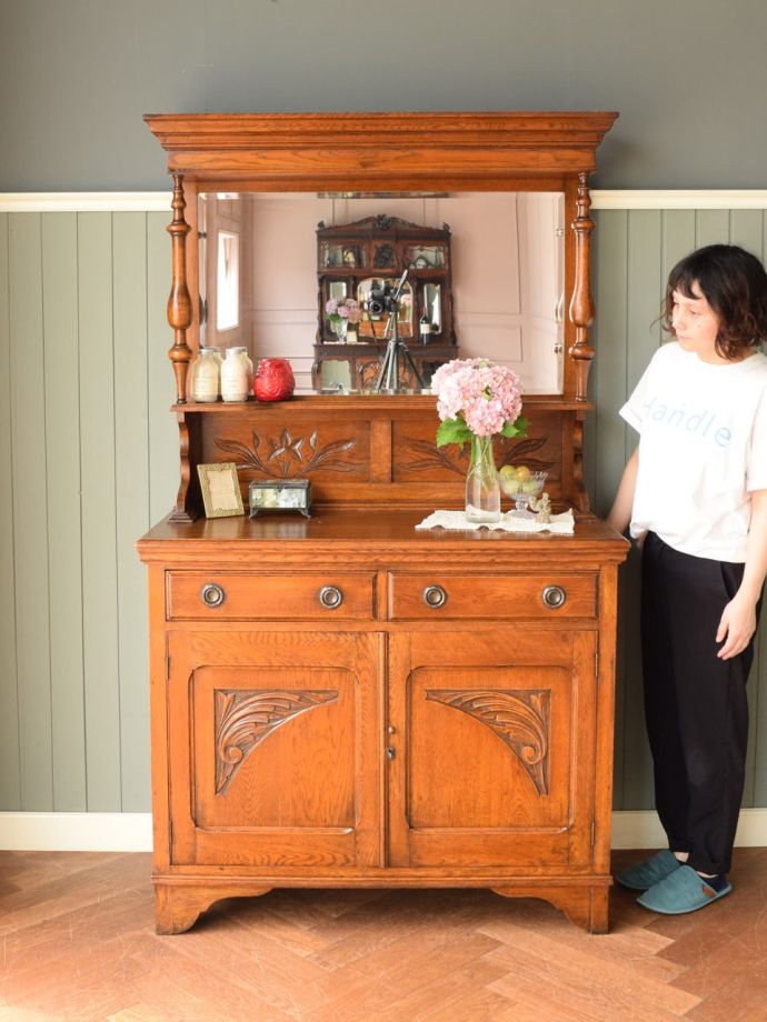 英国アンティークのサイドボード