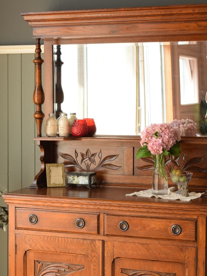 アンティーク家具らしさが漂うサイドボード