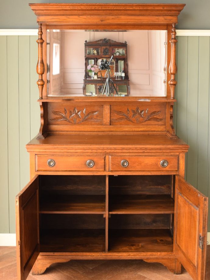 サイドボードの扉の中