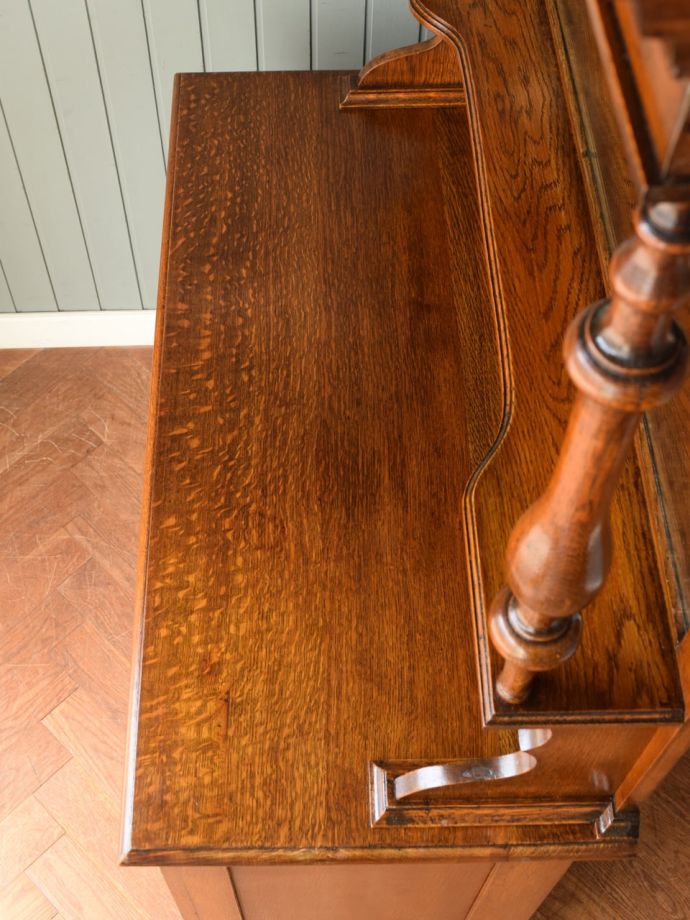 アンティークのサイドボードの天板