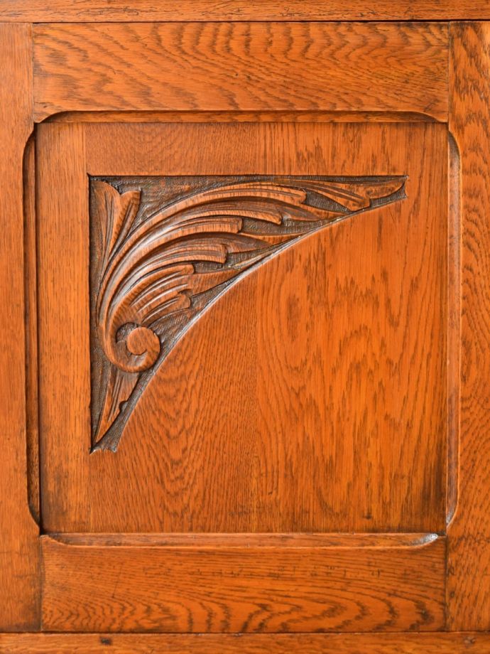 英国アンティークらしい彫り