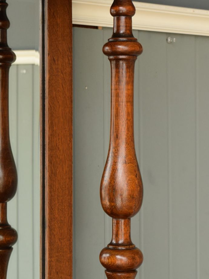 英国アンティーク家具らしい装飾