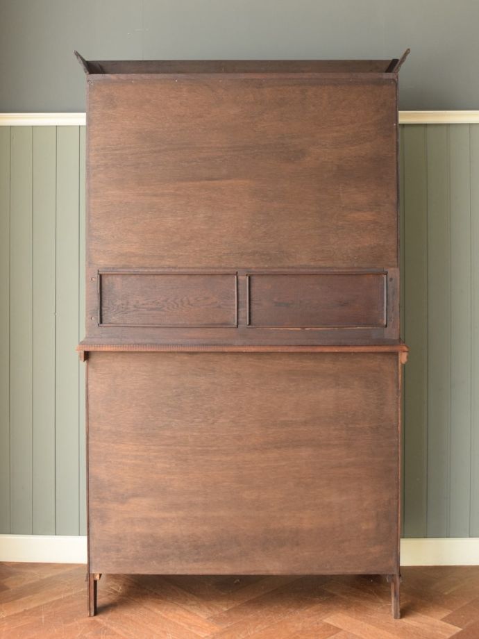 キャビネットの後ろ姿