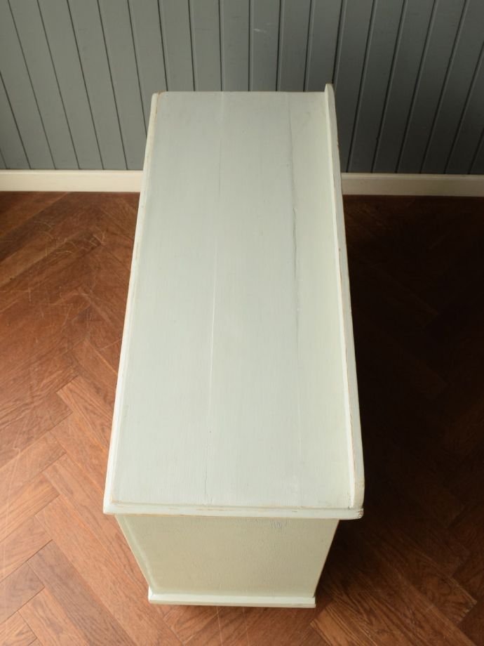 アンティークのチェストの天板