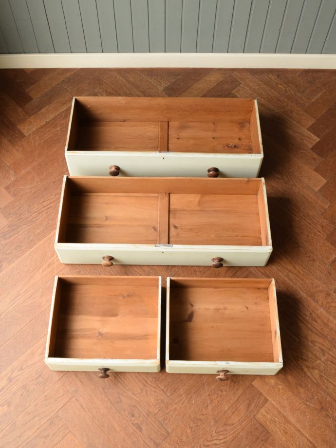 チェストの引き出しの中