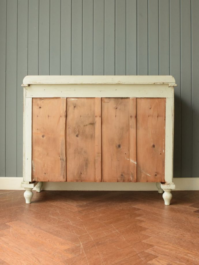 アンティークチェストの後ろ姿