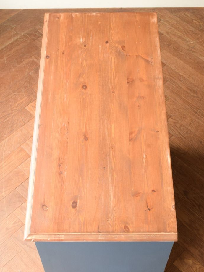 アンティークのチェストの天板