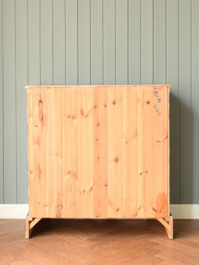 アンティークチェストの後ろ姿