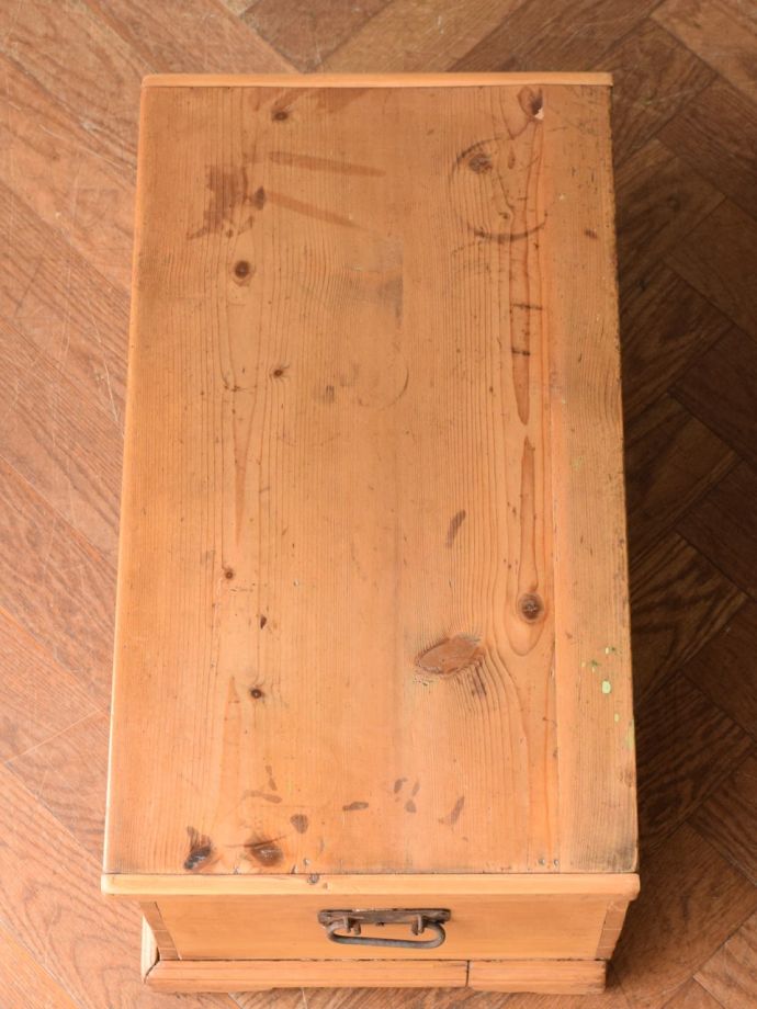 アンティークのブランケットボックスの天板