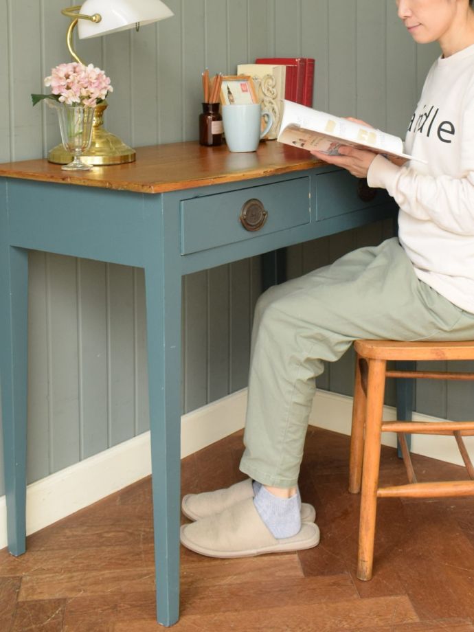 アンティークのテーブル