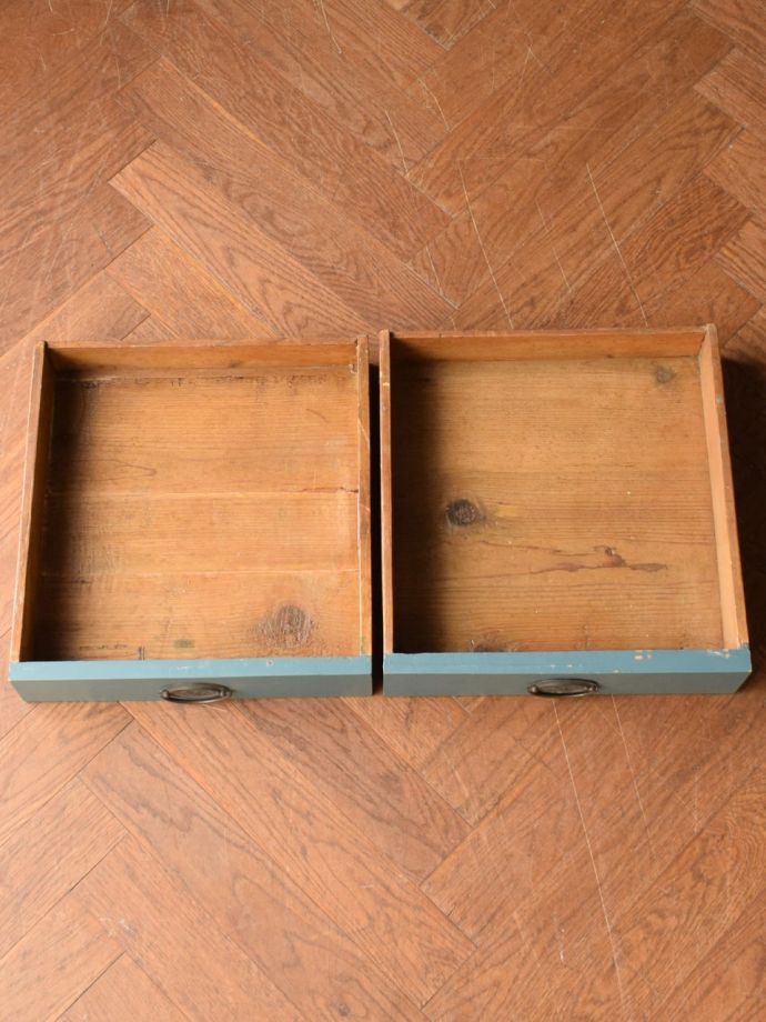 アンティーク家具の引き出しの中