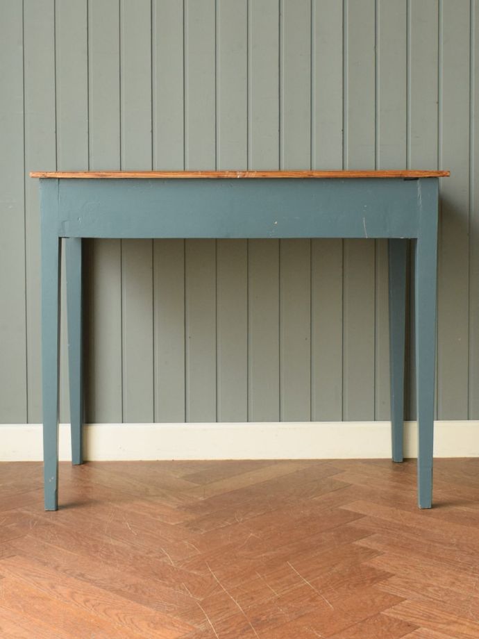 テーブルの後ろ姿