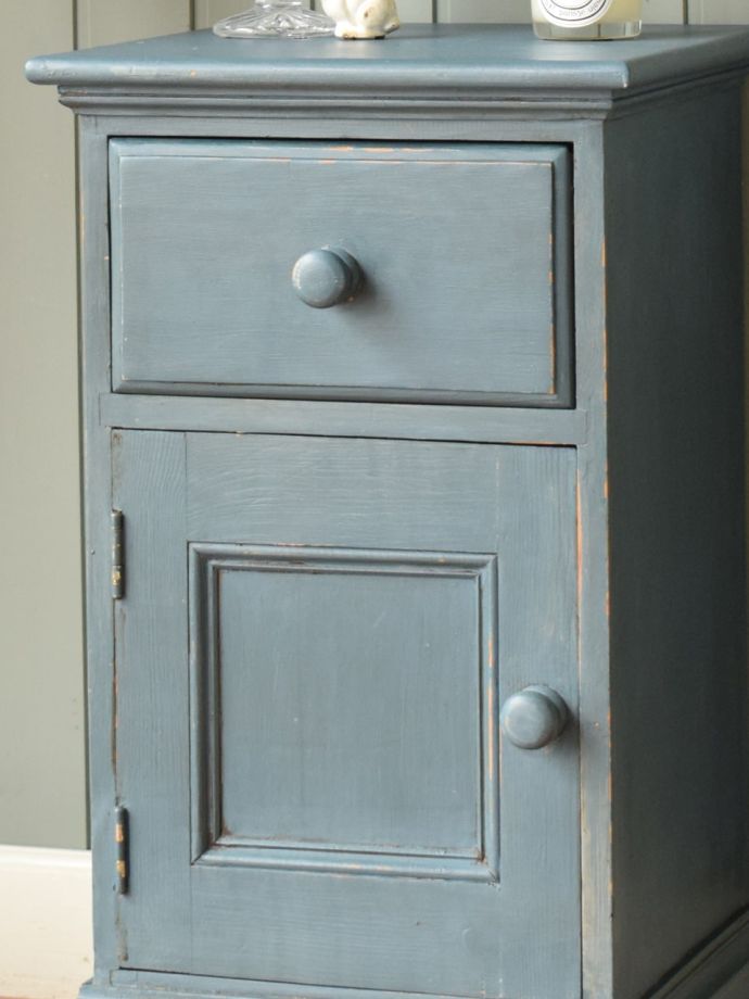 イギリスらしいキャビネットの装飾