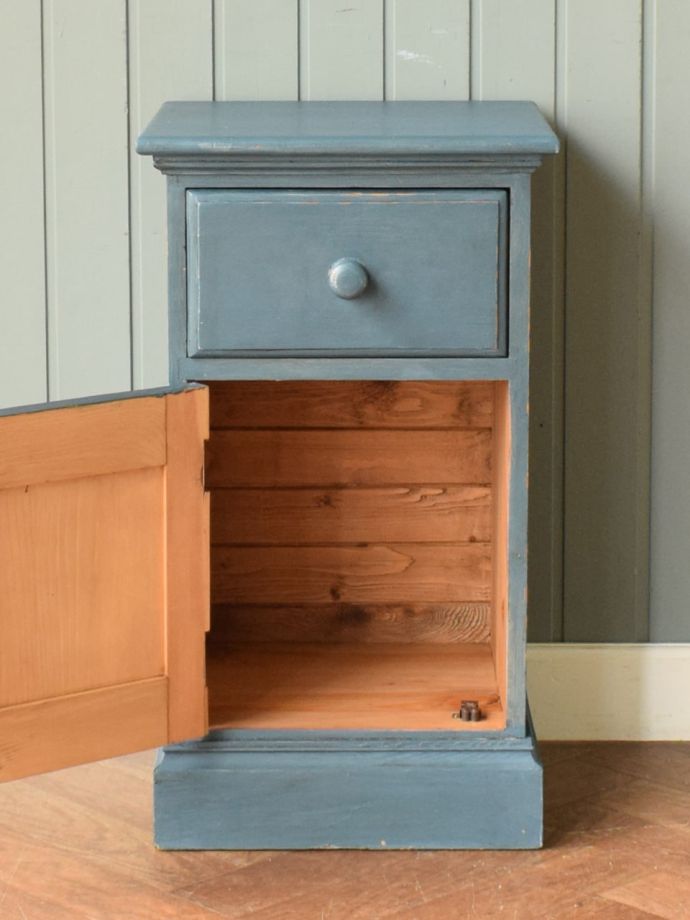 アンティークキャビネットの扉の中