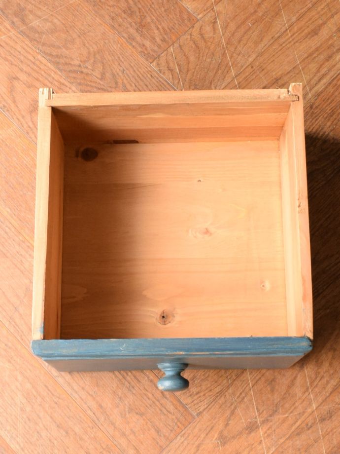 アンティークキャビネットの引き出し