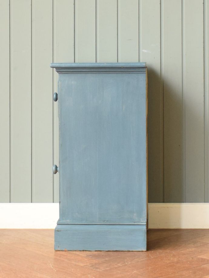 アンティーク家具の横