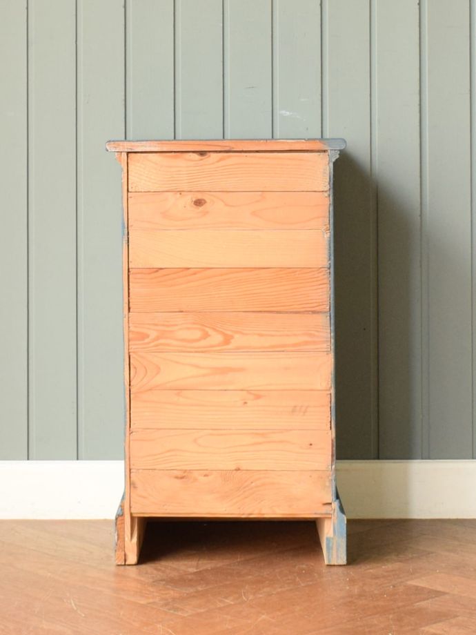 シェルフの後ろ姿