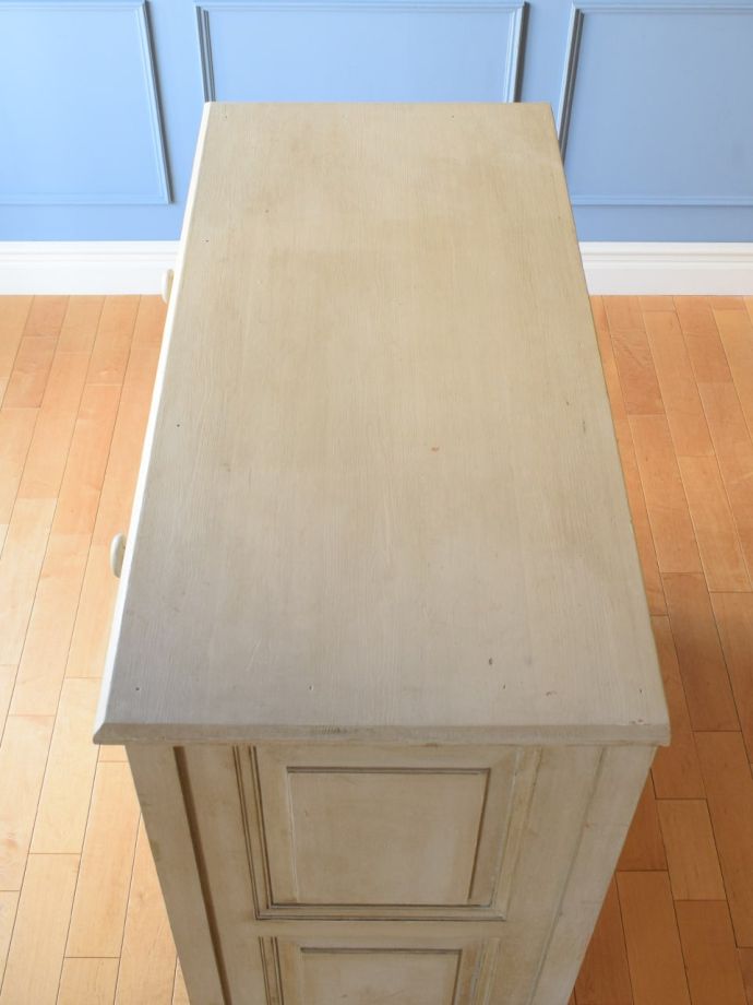 アンティークのチェストの天板