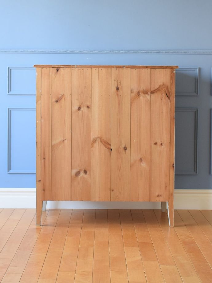 アンティークチェストの後ろ姿