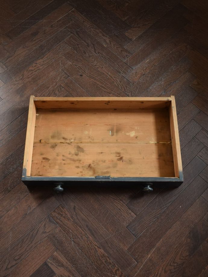 アンティーク家具の引き出しの中