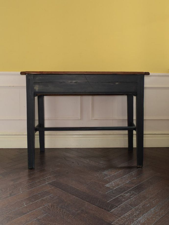 テーブルの後ろ姿