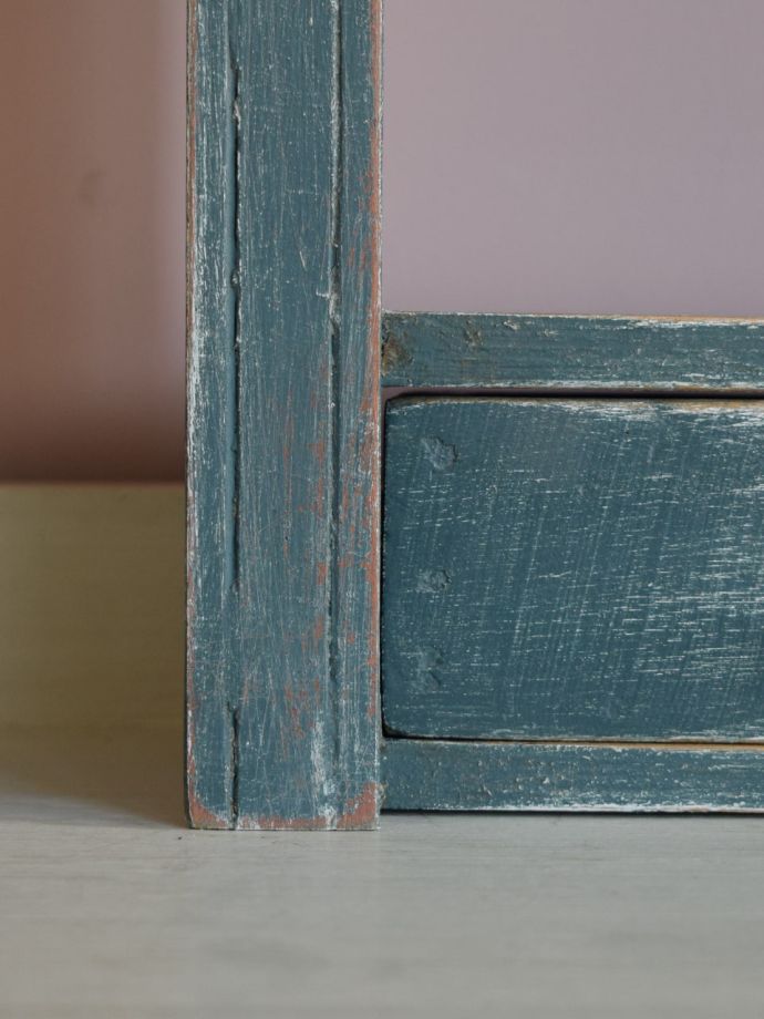 脚付きのウォールシェルフ