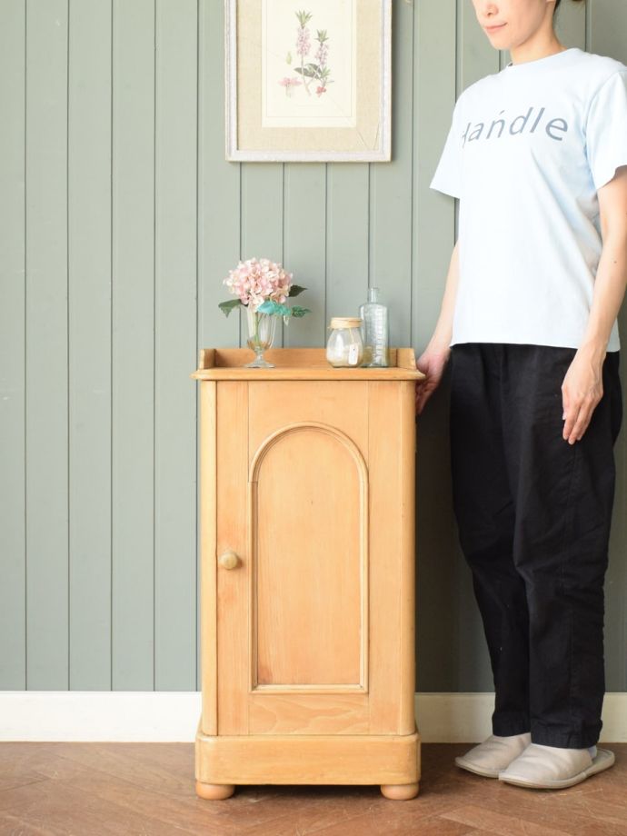 アンティークのサイドキャビネット