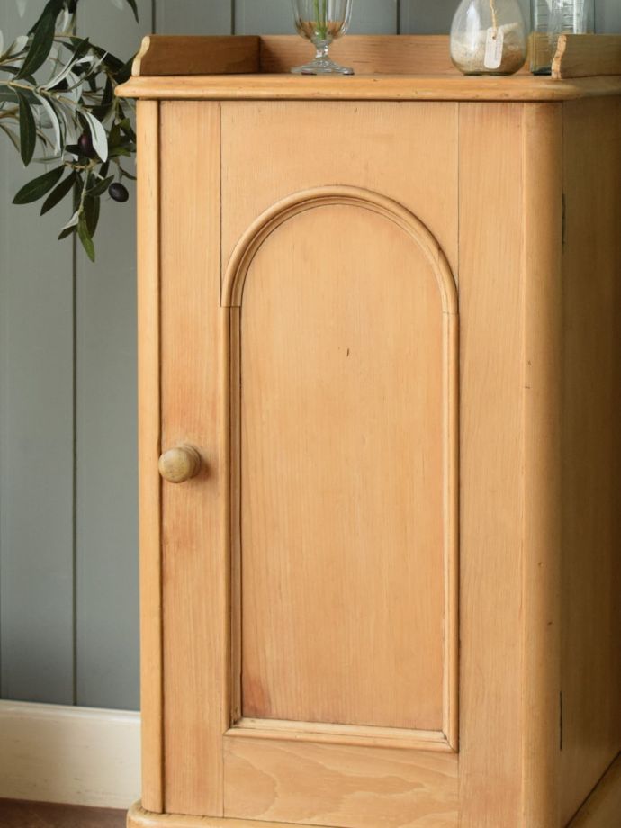 パイン材の暖かい杢目