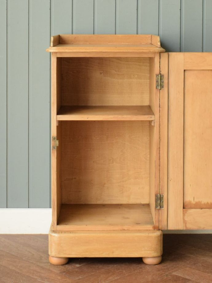 サイドキャビネットの扉の中