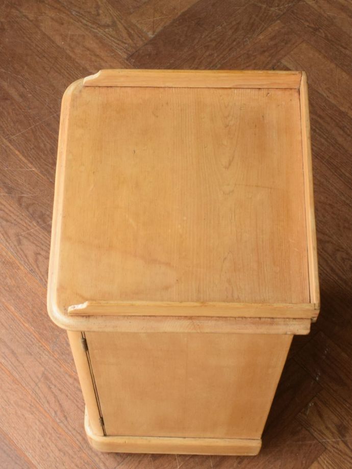 サイドキャビネットの天板