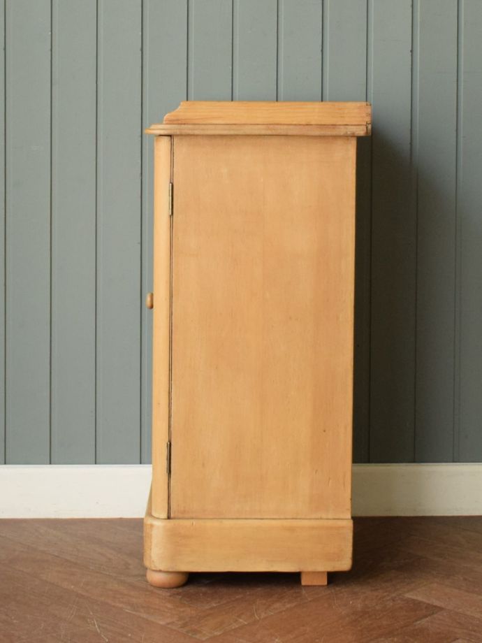 サイドキャビネットの側面