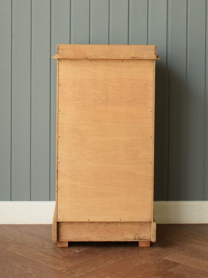 サイドキャビネットの後ろ姿